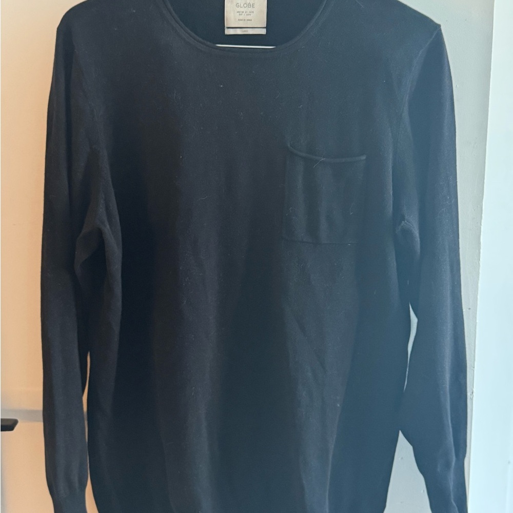 GLOBE Men’s Large Black Sweater
